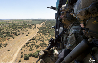 Militaires à bord d'un hélicoptère pour l' "APROC 2022"