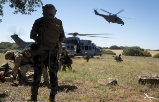 Militaires et hélicoptères participant à l' "APROC 2022"