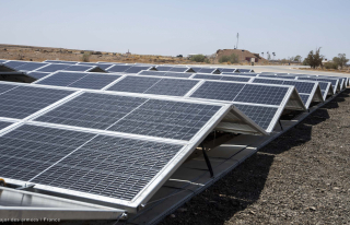 Panneaux solaires de la nouvelle centrale hybride fonctionnelle sur la BAP au Levant