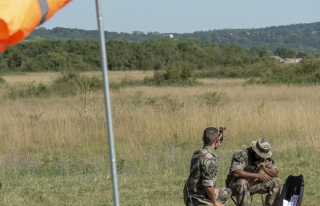 Militaires du 25e RGA sur une piste sommaire lors de l'exercice « OURANOS ».
