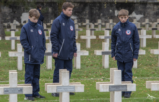 trois équipiers EAJ entre les tombes des soldats tombés à Verdun