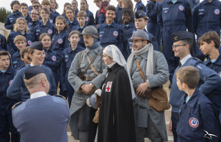 les équipiers EAJ avec des personnes habillées comme à l'époque de Verdun (deux militaire et une infirmière)