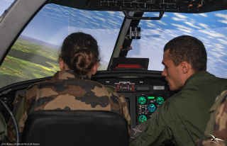 une jeune volontaire et un Aviateur dans le cockpit