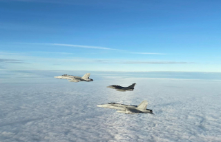 Trois chasseurs en vol au-dessus des nuages