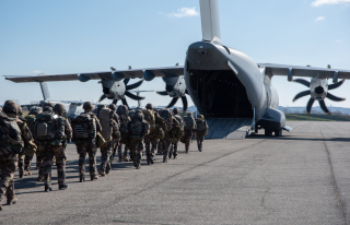 Les militaires de l'armée de Terre s'apprêtent à monter dans l'A400M avant d'effectuer leur mission d'aérolargage