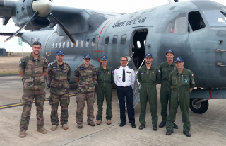 Le GBA Hugues Pichevin et l'équipage des avions de transport tactique Casa de la BA 186 de Nouméa - La Tontouta en Nouvelle-Calédonie