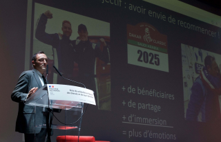Un homme présente son projet Paris Dakar de l'association Ecuries Frères d'Armes lors de la cérémonie de solidarité