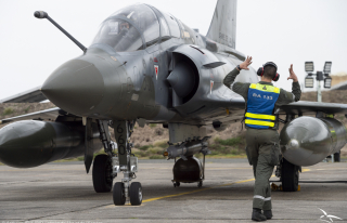 Un mécanicien entre en communication avec le pilote du Mirage 2000 D sur le tarmac de la BA 120 de Cazaux