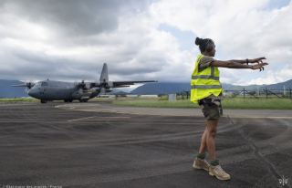 Un mécanicien de piste guide le pilote du C-130 néo-zélandais