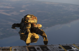 Un commando parachutiste lors d'une opération de largage