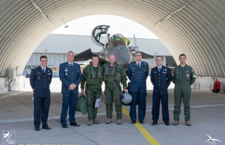 Photo de groupe des colonels et du général aux côtés du pilote croate