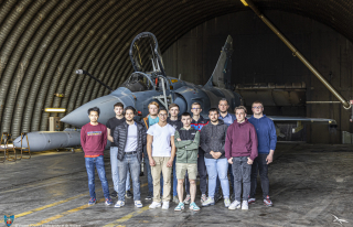 Photo de groupe des élèves du lycée Luxembourg devant un Mirage 2000-5