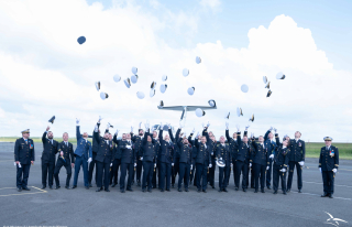 Lancer de chapeaux sur la BA 702 pour les élèves brevetés pilotes de transport