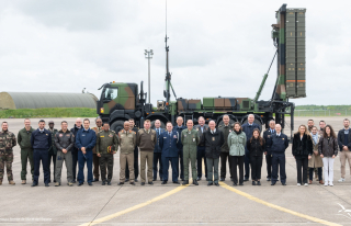 Les attachés de défense visitent l'escadre sol-air de défense aérienne