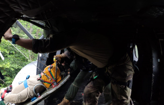 Le militaire est pris en charge par l'équipage du Puma de l’ET 68 « Antilles-Guyane » 