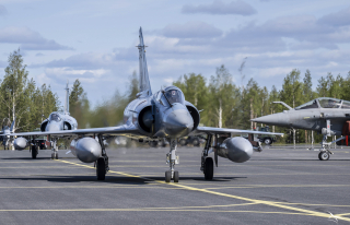 Un Mirage 2000-5 sur le parking avion de l'exercice ACE 2023