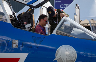 Un visiteur découvre le cockpit d'un Alphajet