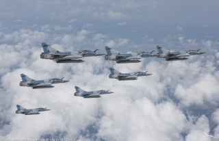 Les douze Mirage 2000-5 en vol pour l'exercice Saphir