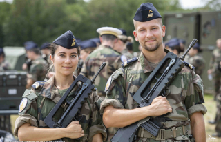 Les sergents-chefs Rachel et Raphaël lors des préparations au 14 Juillet