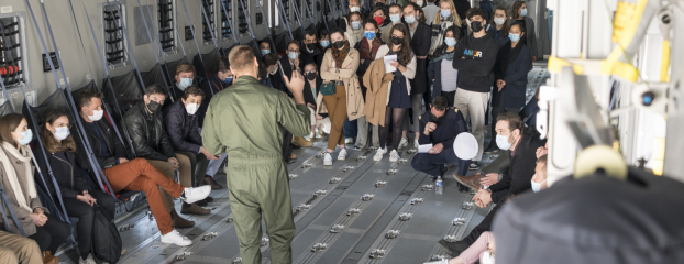 Visite d'un A400M sur la base aérienne 123 par des jeunes de l'Institut des hautes études de défense nationale. 