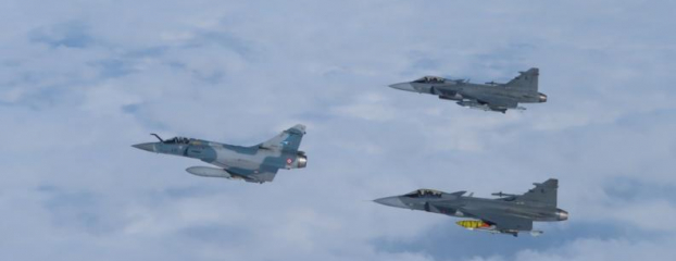 Un Mirage 2000-5 français évoluant avec deux Grippen Tchèques dans le ciel des pays Baltes