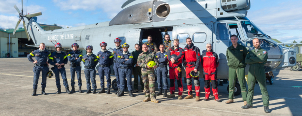 Membres de l'escadron d’hélicoptères 01.044 Solenzara, devant un hélicoptère Puma