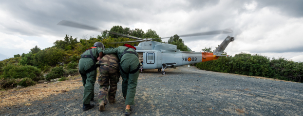 Militaires et hélicoptère participant à l'exercice « Hirondelle » 2022 sur la BA 126 de Solenzara
