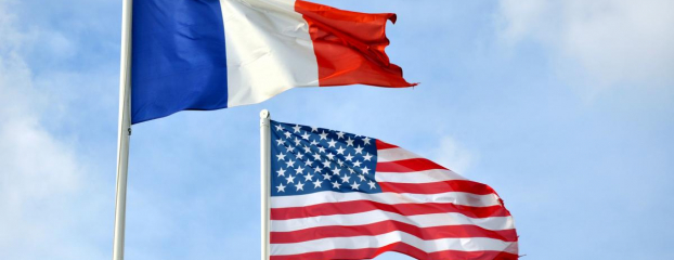 Un drapeau français et un drapeau américain