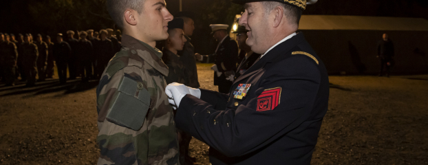 le CEMAAE décore un sous-officier lors de la cérémonie