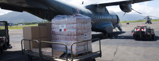 Chargement des rations pour l'aide humanitaire dans le Casa