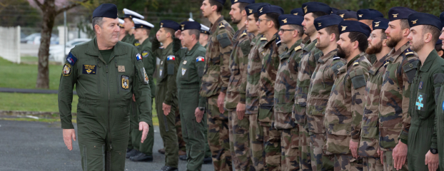 Le général Stéphane Mille, CEMAAE, devant les équipages de la 33e escadre de surveillance, de reconnaissance et d'attaque (ESRA)