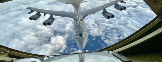 Vue du bombardier B-52 de l'USAF depuis le ravitailleur KC-135 du CMCC "Iroise" lors de l'opération de ravitaillement en vol