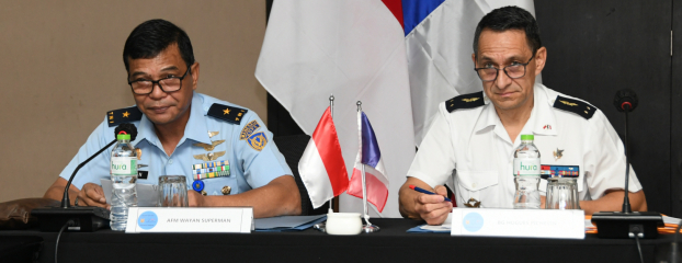 Le général de brigade aérienne Hugues Pichevin et le lieutenant général Wayan Superman de l'armée indonésienne coprésident la première réunion des armées de l'air en Indopacifique