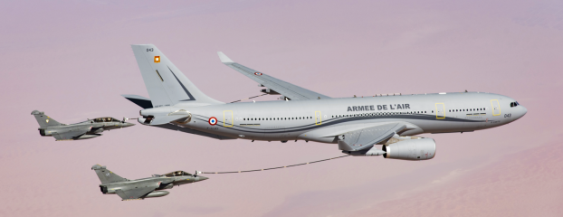 Un A330 Phénix ravitaillant deux Rafale à l'aide des perches de ravitaillement, au-dessus d'un théâtre d'opérations.
