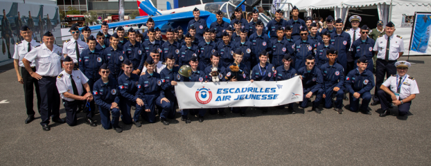 Les EAJ réalisent une photo de groupe devant l'Alphajet du stand AAE