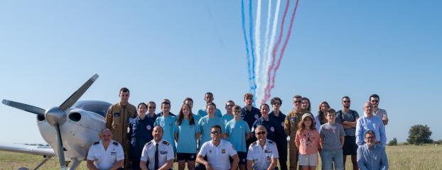 La Patrouille de France survole les participants présents sur la base aérienne d'Orange pour la "Boucle de l'espoir"