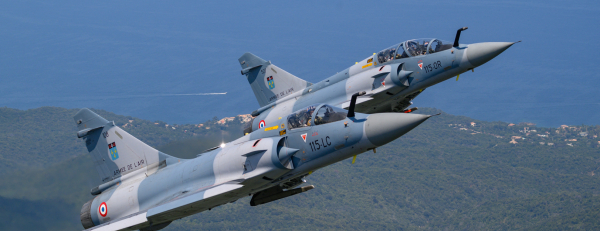 2 Mirage 2000 du 2/5 "Île-de-France" survolant la Corse