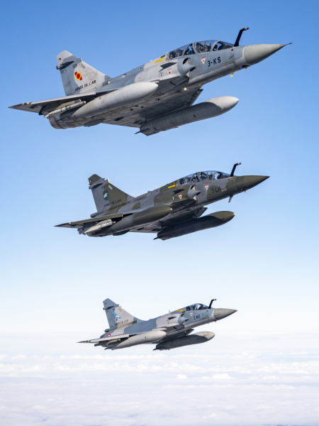 Un Mirage 2000 B, un Mirage 2000 D et un Mirage 2000-5 en étagement, en vol.