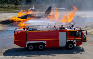Un VMA 108 de l'ESIS en intervention lors de l'incendie simulé d'un chasseur