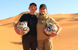 L'adjudant Olivia et Audrey dans le désert marocain. 