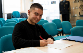 Jordan signe son contrat de fusilier de l'air