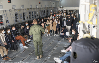 Visite d'un A400M sur la base aérienne 123 par des jeunes de l'Institut des hautes études de défense nationale. 