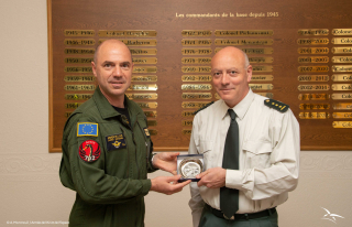 L'attaché de défense belge reçoit un présent de la part du commandant de base.