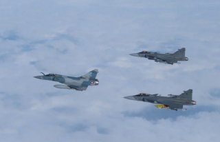 Un Mirage 2000-5 français évoluant avec deux Grippen Tchèques dans le ciel des pays Baltes