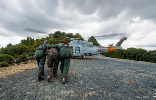 Militaires et hélicoptère participant à l'exercice « Hirondelle » 2022 sur la BA 126 de Solenzara