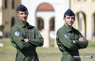 Les sous-lieutenants Maxime et Mattis de l'Ecole de l'Air et de l'Espace