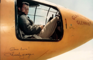 Le capitaine Chuck Yeager dans son BELL XS-1 "Glammour Glennis"