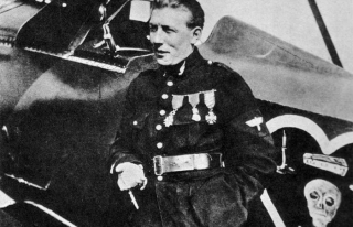 L'adjudant Nungesser pose devant le Nieuport. Photographie en noir et blanc.
