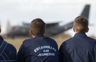 Trois équipiers des escadrilles Air Jeunesse devant un avion de l'armée de l'Air et de l'Espace