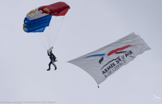 Un Ambassadeur parachutiste de l'AAE s'entraîne au dessus du Maroc
